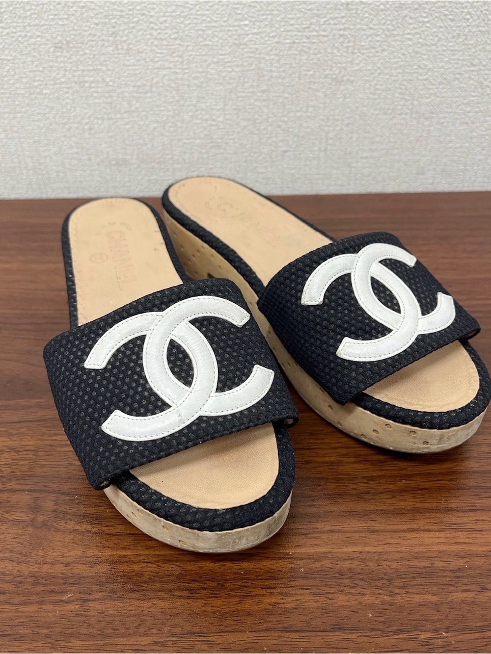 CHANEL Black Slide Sandals with White CC Logo Chanel size 38.5